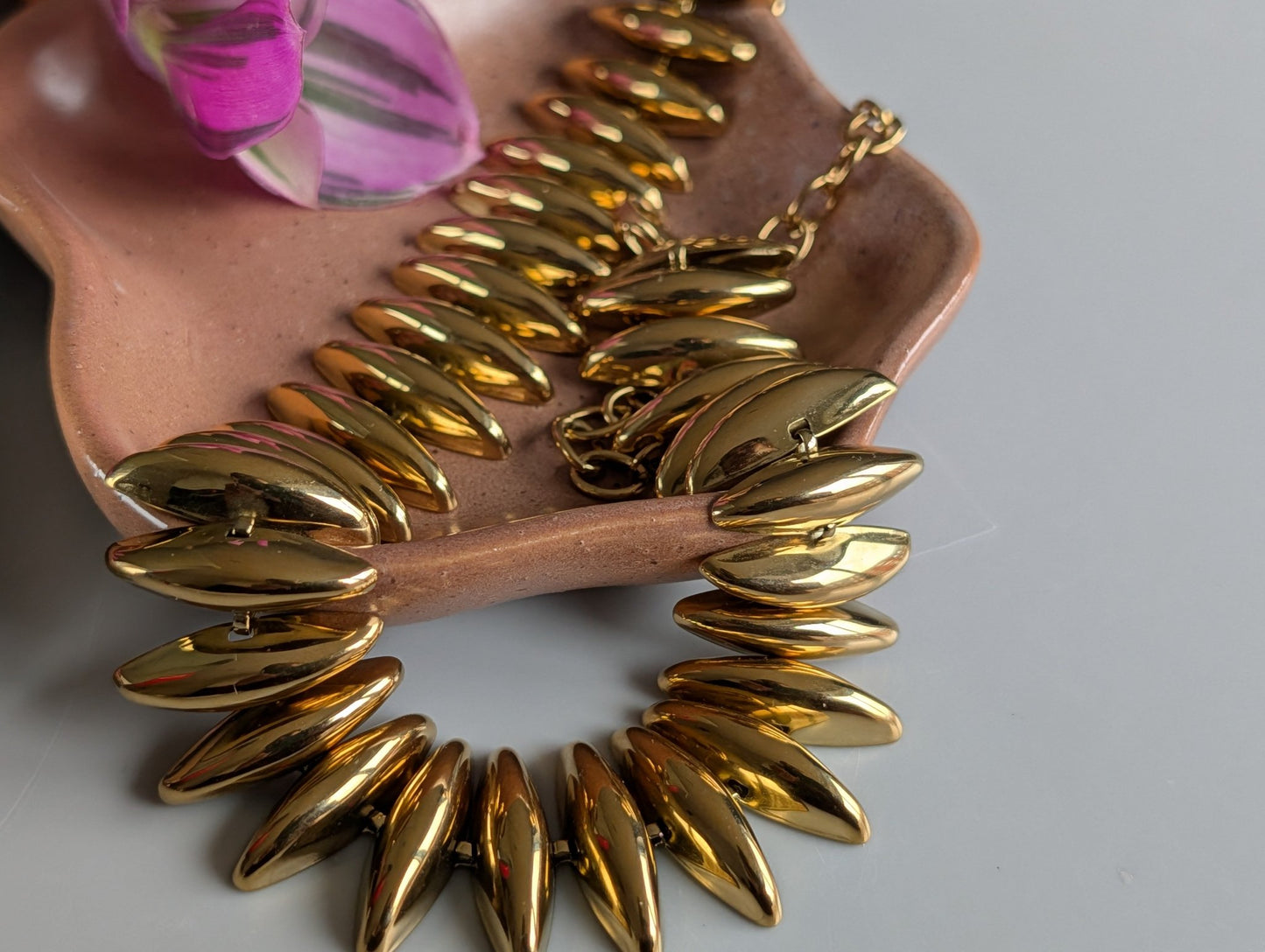 THE EXTRA NECKLACE