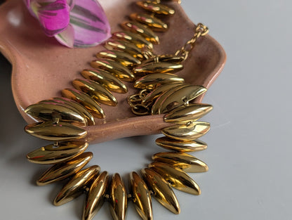 THE EXTRA NECKLACE